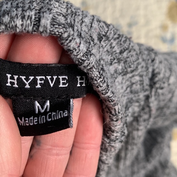 Crop sweater size medium (fits small) - Picture 4 of 4